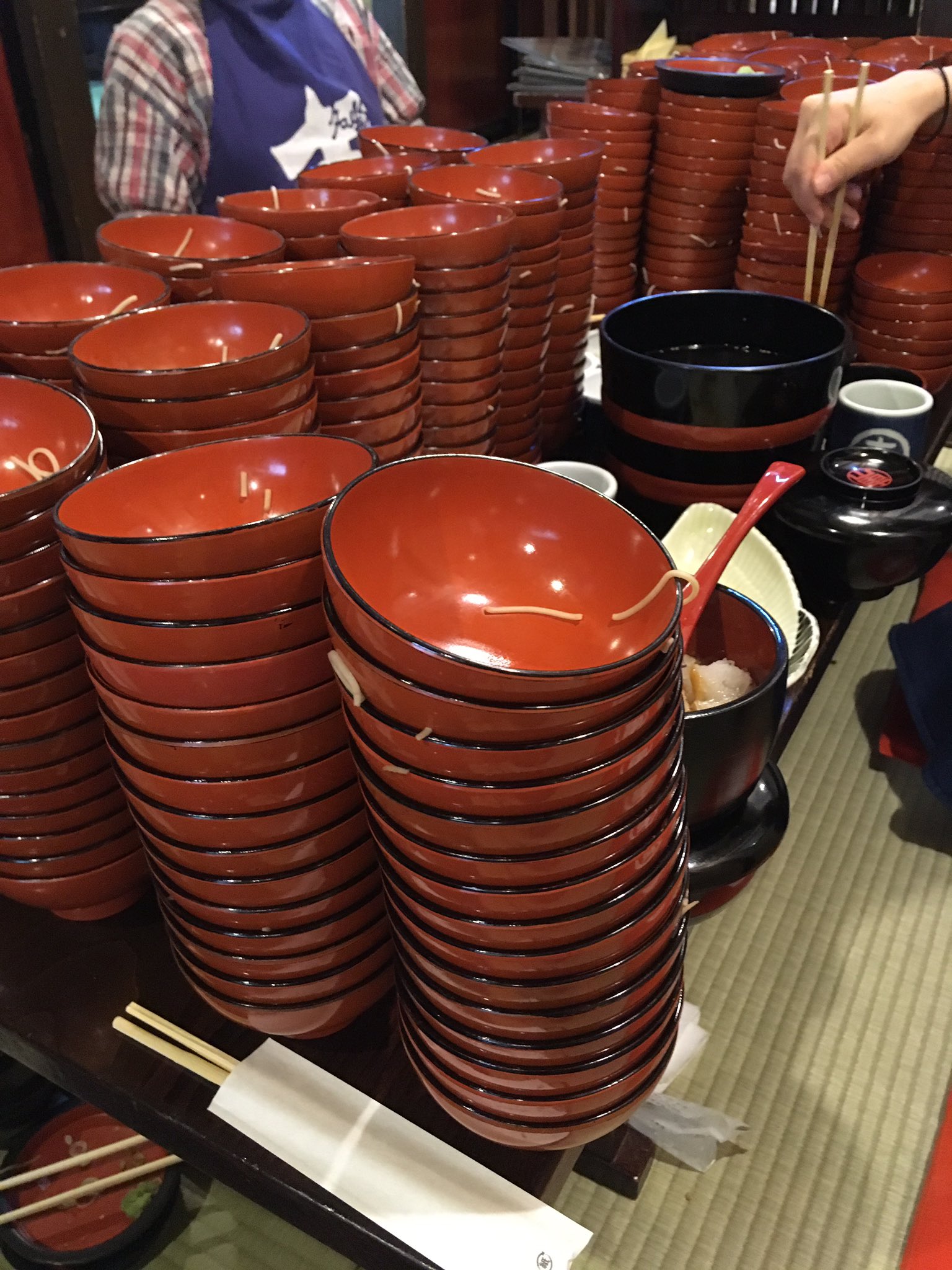 チョコミン島のアヤメ 盛岡の東家にて わんこそばに挑戦 女性平均30 40杯 男性平均70 80杯の中 私 37杯 夫 181杯 義母 163杯 義妹 175杯 夫の家系はフードファイターのようだな テーブルがお椀でいっぱい W T Co C5545xng7y