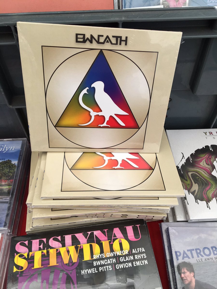 PalasPrint's tweet photo. Albwm @bwncathband ar gael yma nawr ac yn fyw am 3:00! @Sainrecords #garddlyfrau #ffensusffion https://t.co/YnpYd9oLGj