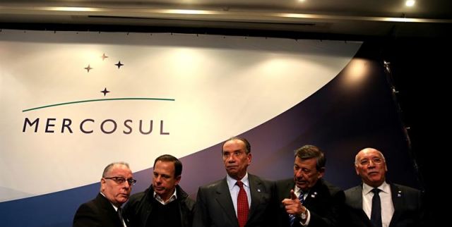 ConElMazoDando's tweet photo. Derecha suramericana propició suspensión de Venezuela del Mercosur (+ataques) https://t.co/c8SbunIfQ6 #6Ago https://t.co/42ThUtT7FD
