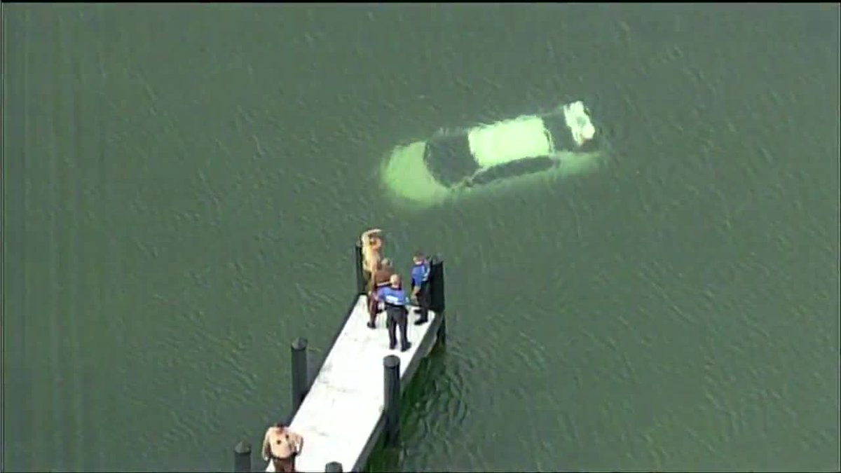 Car submerged in Biscayne Bay near Crandon Marina bit.ly/2vHzqnG https://t.co/nhwr0RaC5z