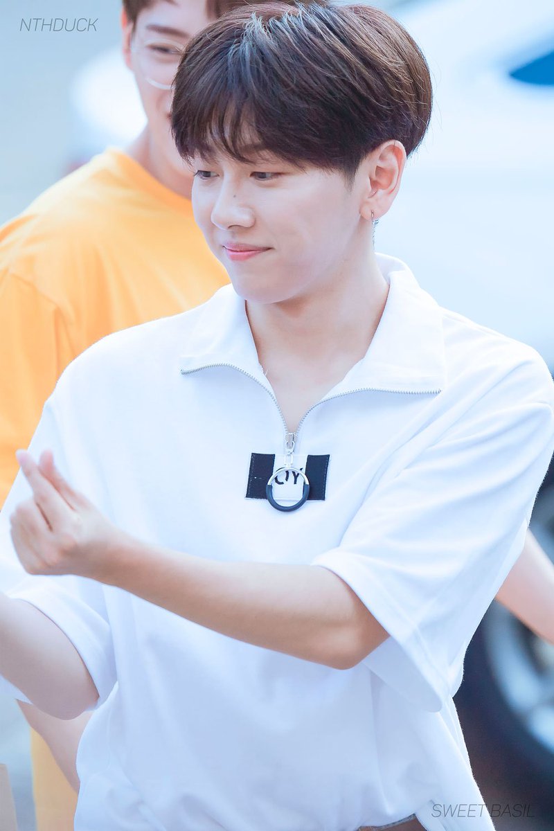 SweeT_Basil's tweet photo. 170804
 #노태현 #핫샷 #hotshot #JELLY #뮤직뱅크 출근길

멍- 💓
뾱! 💖
헿ㅎ💕 https://t.co/W0Uk7TlXfq