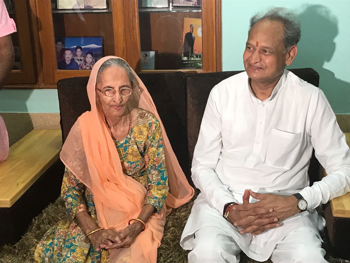 ashokgehlot51's tweet photo. #RakshaBandhan celebration at sister's house in #Jodhpur. #रक्षाबंधन https://t.co/YhShZmmQPI