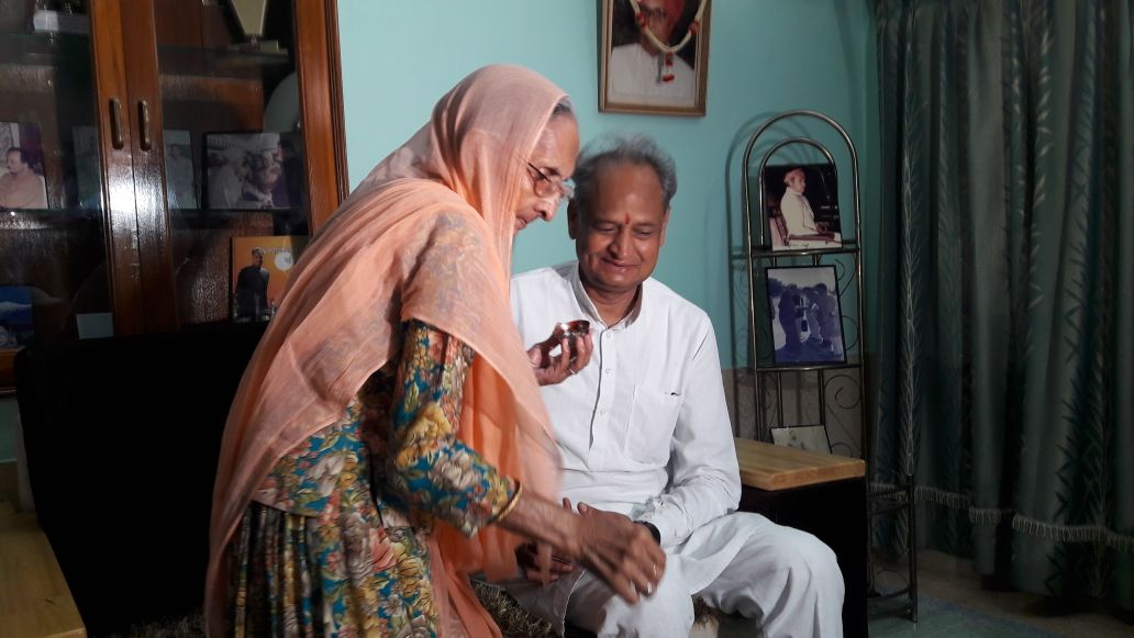ashokgehlot51's tweet photo. #RakshaBandhan celebration at sister's house in #Jodhpur. #रक्षाबंधन https://t.co/YhShZmmQPI