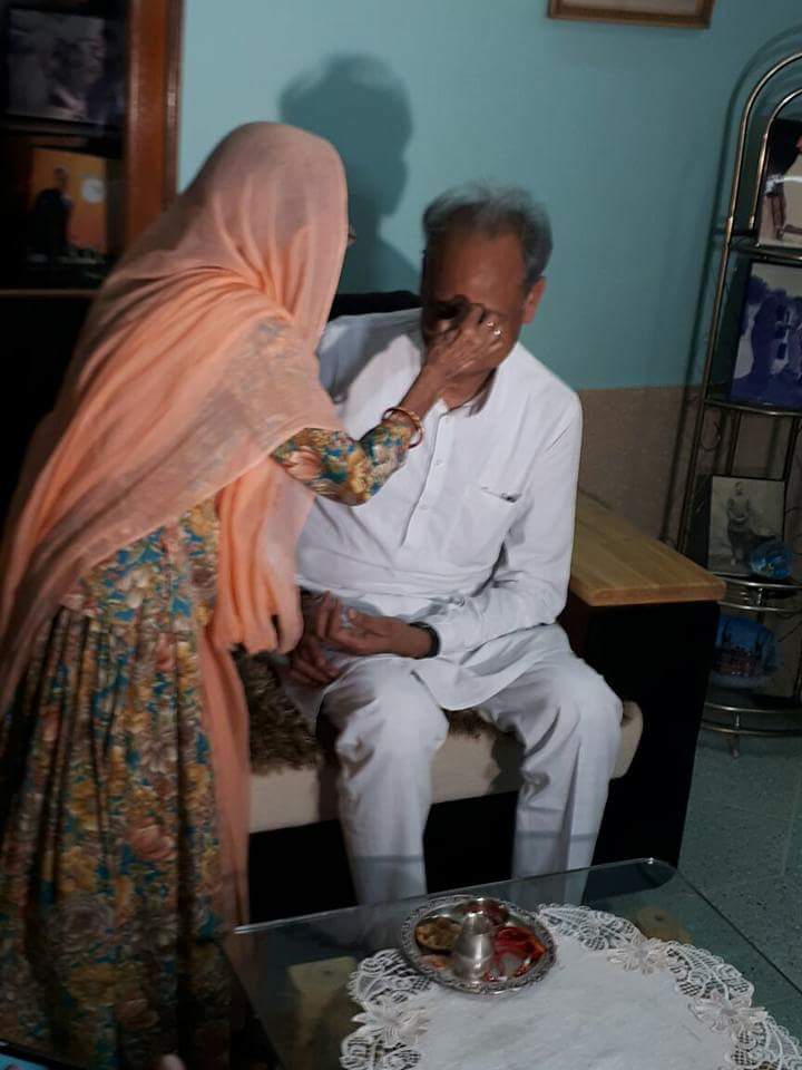 ashokgehlot51's tweet photo. #RakshaBandhan celebration at sister's house in #Jodhpur. #रक्षाबंधन https://t.co/YhShZmmQPI