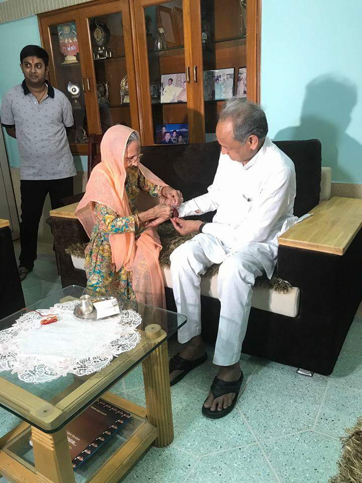 ashokgehlot51's tweet photo. #RakshaBandhan celebration at sister's house in #Jodhpur. #रक्षाबंधन https://t.co/YhShZmmQPI