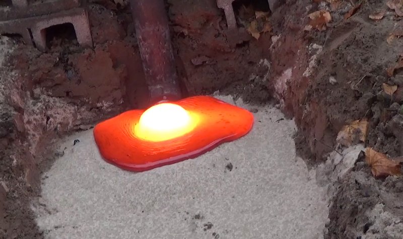 boingboingfeed's tweet photo. This professor makes mini-volcanoes with real lava https://t.co/ebdlkTaGls https://t.co/jtwQ3Hig7s