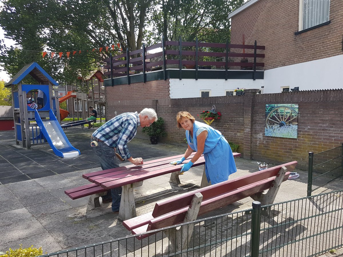 Buurtbewoners zijn het straat meubilair in het speeltuintje aan de Bregittenstraat aan het opknappen!