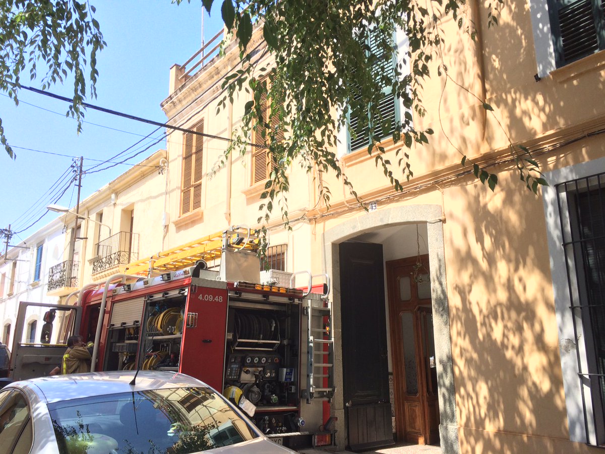 vilassarradio's tweet photo. Extingit l'incendi d'avui dilluns al migdia en una habitació d'un habitatge del C/Sant Ramon https://t.co/sQVCeIc2Gd https://t.co/w4cmrf7XhJ