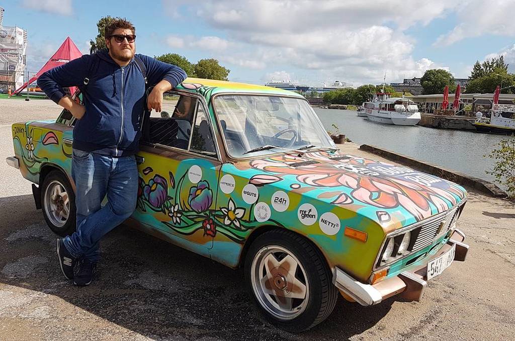 BOB_Liuzzo's tweet photo. quello stile #soviet che ti fa sentire subito più fresco! #lada #bobliuzzo #car #tallin #estonia #oldcar #sovietun… https://t.co/xKZpxVob46 https://t.co/pUaMSrZlN7