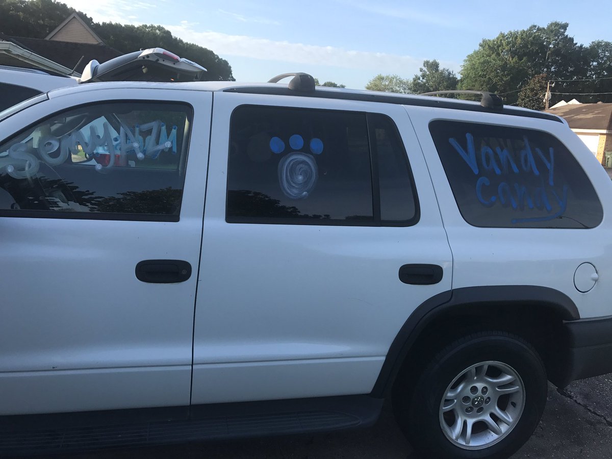 madisonliner_'s tweet photo. ALRIGHT WHO TAGGED MY CAR LAST NIGHT BECAuse it is so cute omg thank u kind stranger #senyaz 💙💛 https://t.co/wmokroIxiO