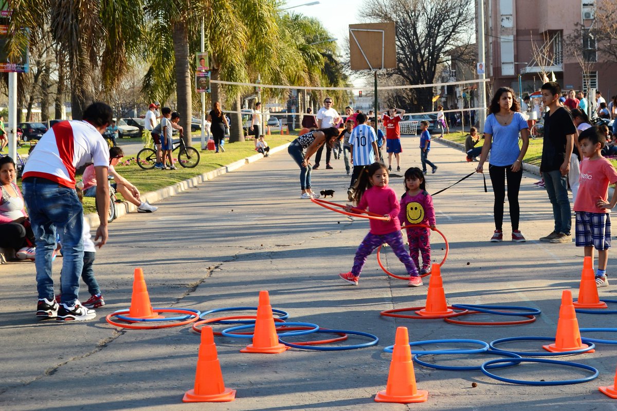 Perez_Cdad's tweet photo. Les compartimos un poquito de lo que fue la Calle Recreativa ayer. Feria, juegos, deportes, títeres y mucha diversión. 😄 https://t.co/NQtQJnF9o6