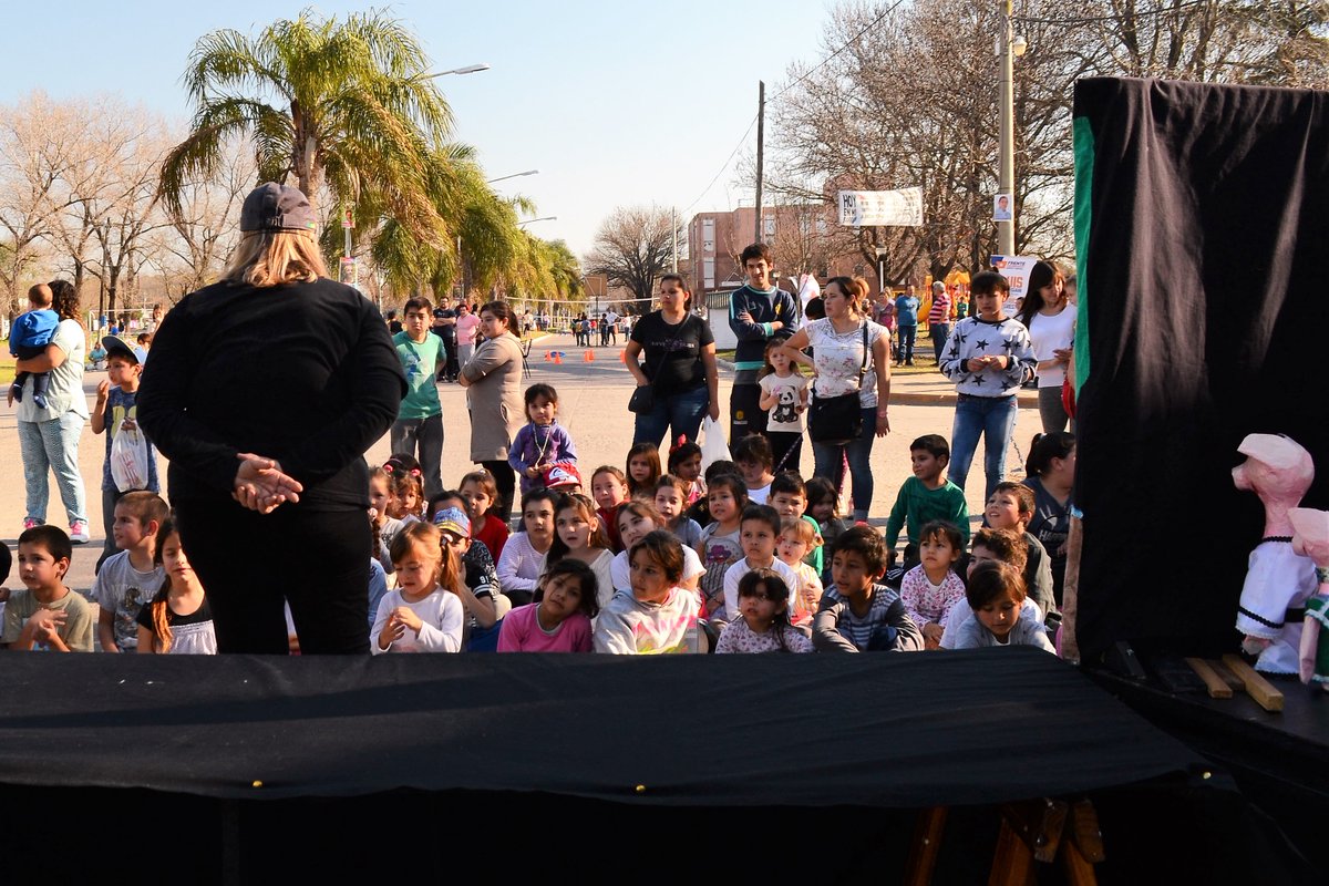 Perez_Cdad's tweet photo. Les compartimos un poquito de lo que fue la Calle Recreativa ayer. Feria, juegos, deportes, títeres y mucha diversión. 😄 https://t.co/NQtQJnF9o6