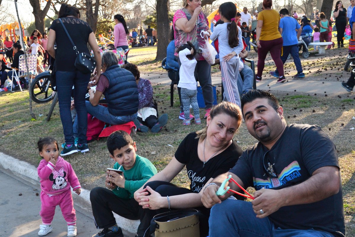 Perez_Cdad's tweet photo. Les compartimos un poquito de lo que fue la Calle Recreativa ayer. Feria, juegos, deportes, títeres y mucha diversión. 😄 https://t.co/NQtQJnF9o6