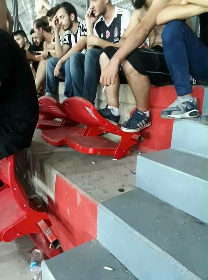 Misafir olarak Samsun'a giden iki taraftar grubunun bu terbiyesizliği kendi stadyumlarında yapmalarını bekliyoruz. Futbol bu değil.