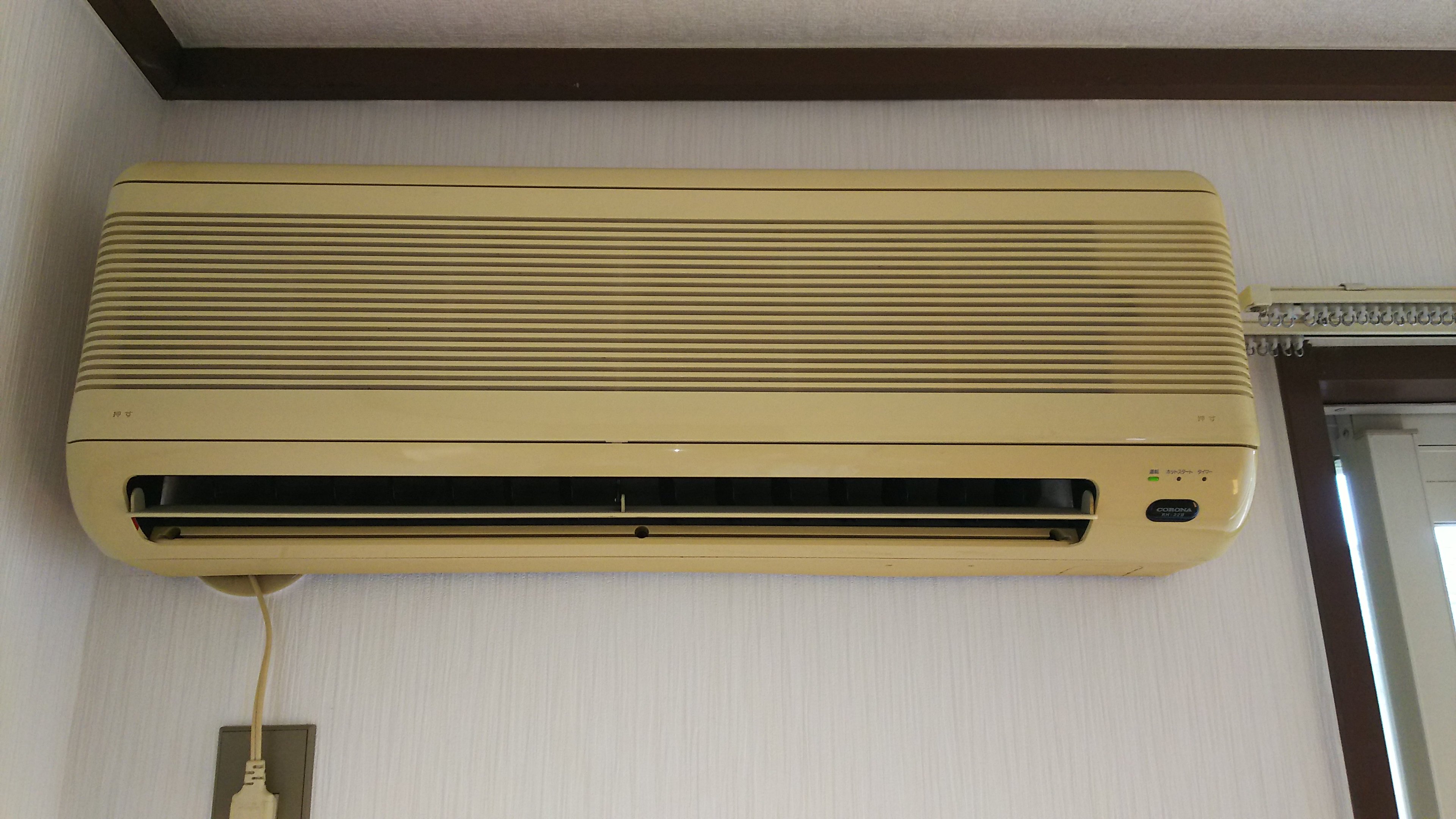 野沢電気 Pa Twitter アパートのエアコン交換です エアコンを外すと壁紙が張られていません Gt Lt エアコンを取り付けた後に 壁紙を張り直しているのでこの様になってしまいます この場合は寸法をしっかり図り 跡が見えないように取り付けます 化粧カバーも