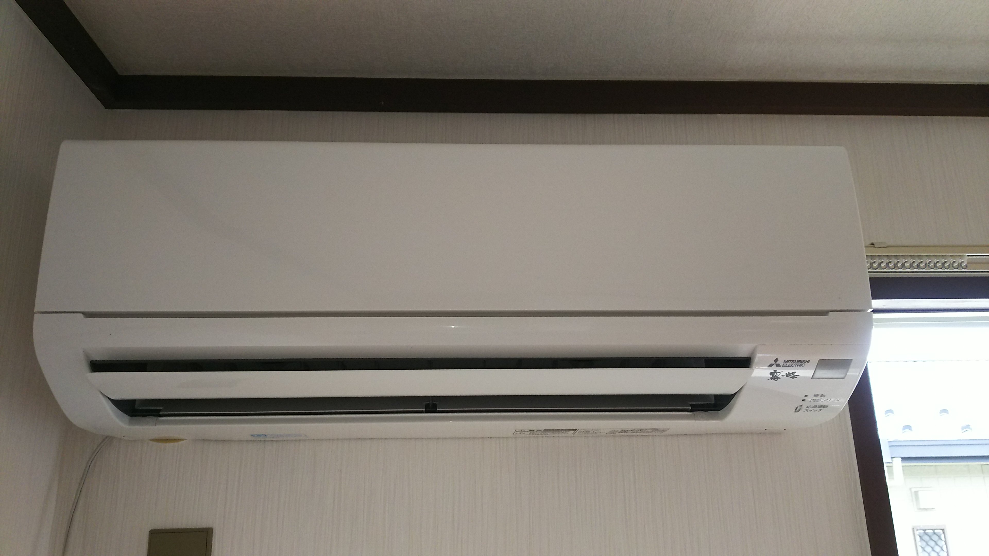 野沢電気 Pa Twitter アパートのエアコン交換です エアコンを外すと壁紙が張られていません Gt Lt エアコンを取り付けた後に 壁紙を張り直しているのでこの様になってしまいます この場合は寸法をしっかり図り 跡が見えないように取り付けます 化粧カバーも