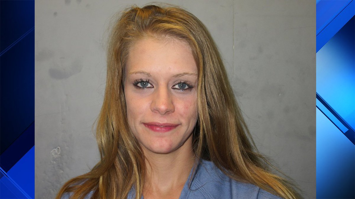 Woman found hiding in bed of pickup truck says she 'was just looking at the stars' bit.ly/2vc48Uw https://t.co/nzbGs6DuCu