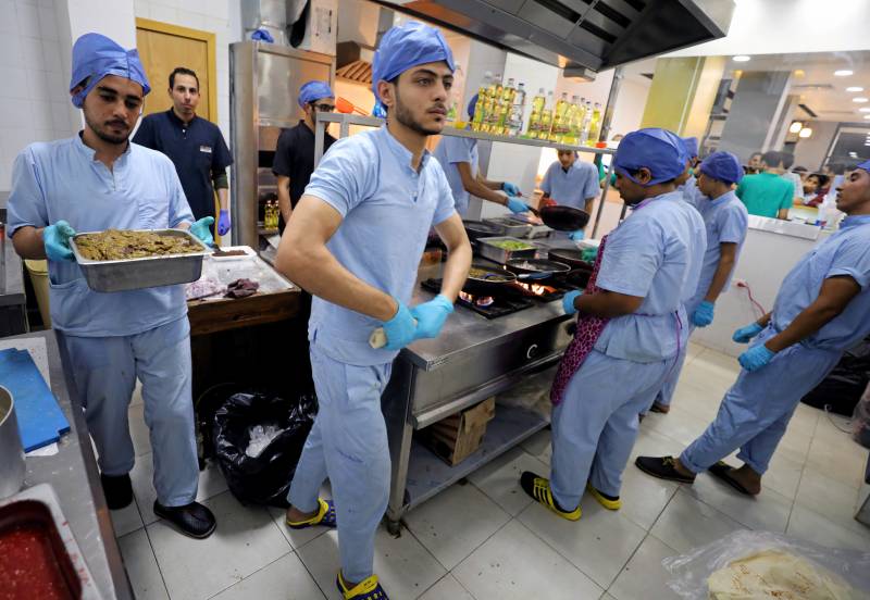 apastorkubrak's tweet photo. Imagine being served an amputated meat-styled #kebda by a #doctor in an eatery! A bit challenging to eat, no? #dr.kebda #egypt #restaurant https://t.co/uapZOawmxc