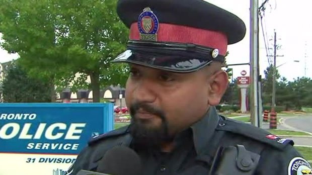 CP24's tweet photo. Toronto police officer buys shirt, tie for shoplifter who needed outfit for job interview
https://t.co/thQzBtg6oB https://t.co/uw64wmgIDI