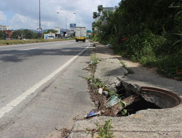 mariagraziabp's tweet photo. @HablemosMas_ #NotiMas alcantarilla dañada y llena de basura en el km 17 Vía a la Costa https://t.co/FPMvgeAGUI