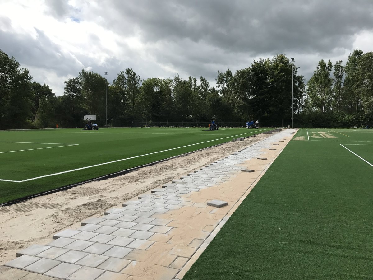 JWBoontje's tweet photo. Infill wordt aangebracht bij de #renovatie van de kunstgrasvelden bij Kv Sparta Nijkerk. https://t.co/wkblEsbGxs
