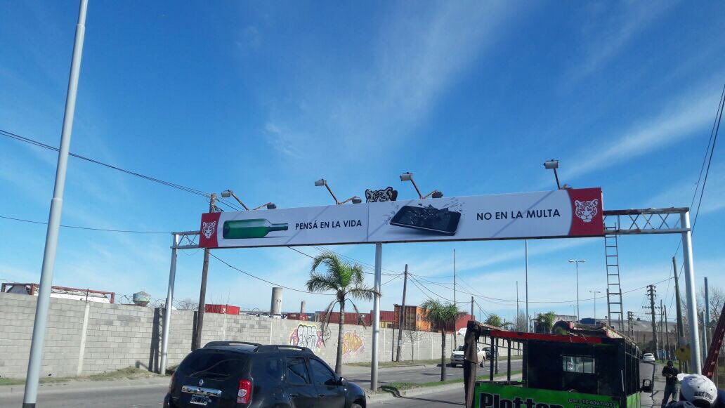 EspaciosPub's tweet photo. NUEVA CARTELERÍA VIAL|Respetá las velocidades máximas. Pensá en la vida, no en la multa. Respetá la vida de los demás. https://t.co/0xApdCEsH6