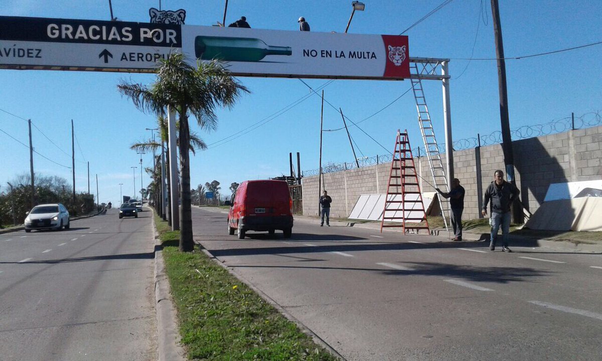 EspaciosPub's tweet photo. NUEVA CARTELERÍA VIAL|Respetá las velocidades máximas. Pensá en la vida, no en la multa. Respetá la vida de los demás. https://t.co/0xApdCEsH6