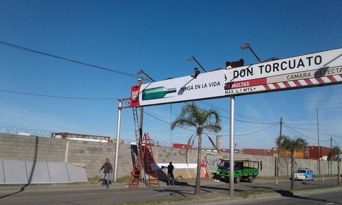 EspaciosPub's tweet photo. NUEVA CARTELERÍA VIAL|Respetá las velocidades máximas. Pensá en la vida, no en la multa. Respetá la vida de los demás. https://t.co/0xApdCEsH6