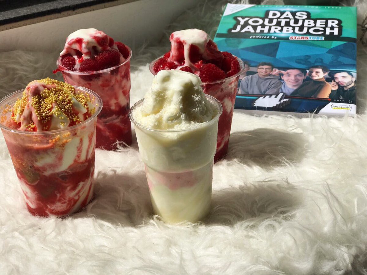 "Das YouTuber Jahrbuch" von @StarsTubeMommey und <a href="/MichiLeber/">🕴🏼</a> ab 29. September im Handel und jetzt quasi fast schon inklusive Eis 🍦bei uns!