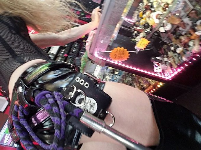 Hanging out with a friend at her work... And making whips a fashion accessory :) https://t.co/diW7i8<a href="/tag/bdsm"class="tags"><span>#bdsm</span></a><a href="/tag/fireplay"class="tags"><span>#fireplay</span></a><a href="/tag/bdsmlifestyle"class="tags"><span>#bdsmlifestyle</span></a><a href="/tag/fetishdesigne"class="tags"><span>#fetishdesigne</span></a>