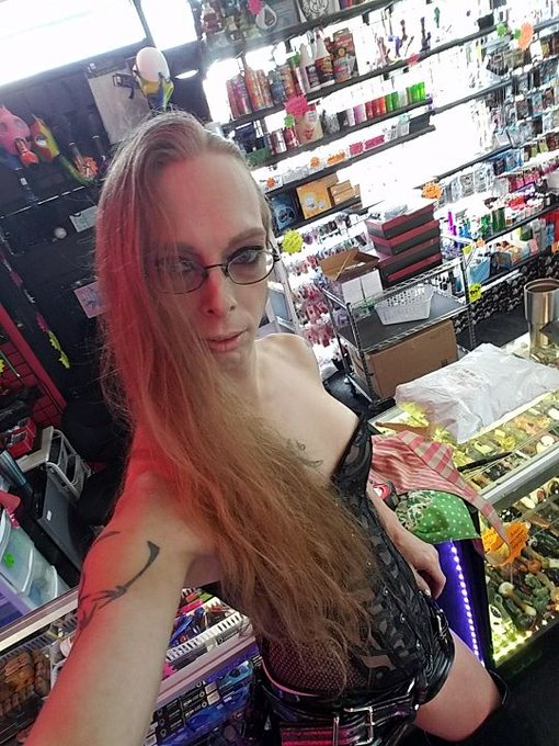 Hanging out with a friend at her work... And making whips a fashion accessory :) https://t.co/diW7i8<a href="/tag/bdsm"class="tags"><span>#bdsm</span></a><a href="/tag/fireplay"class="tags"><span>#fireplay</span></a><a href="/tag/bdsmlifestyle"class="tags"><span>#bdsmlifestyle</span></a><a href="/tag/fetishdesigne"class="tags"><span>#fetishdesigne</span></a>