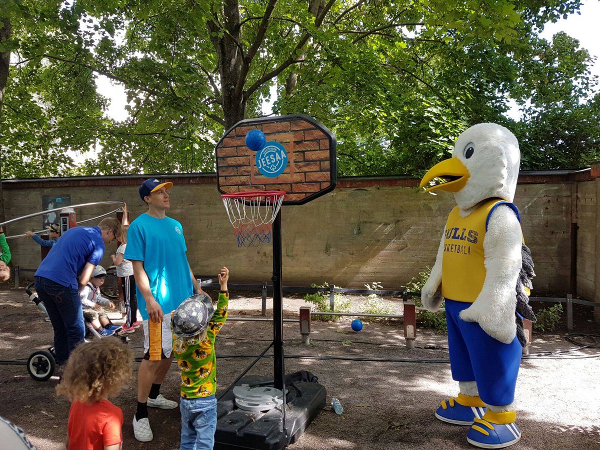 GullsBasketball's tweet photo. Seagulls oli #jeesaa eilisissä Lasten festareissa! Kiitos #Lastenfestarit2017 ja @NooaSp Oli todella nastaa!👌🏀 #GullsNation #BallingYouth https://t.co/KzYsYFePSB