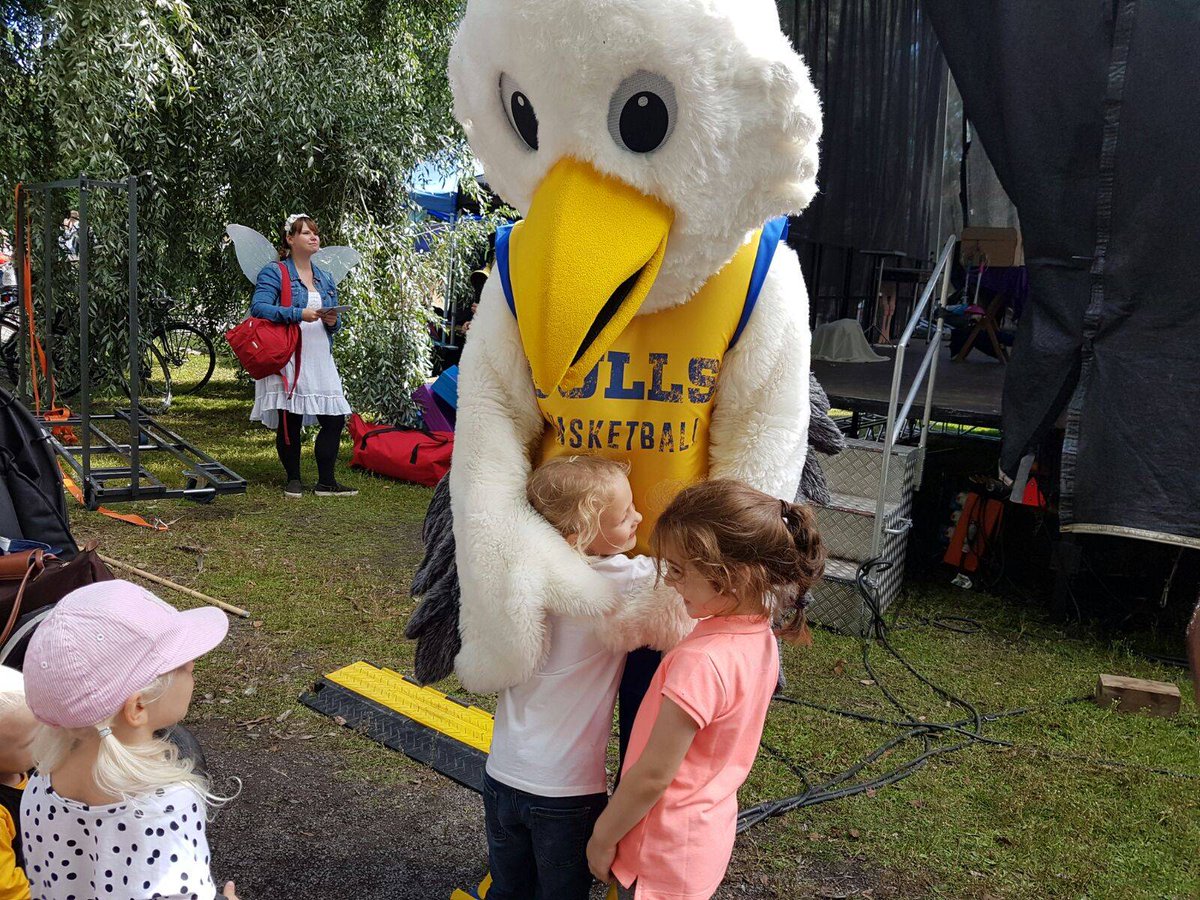 GullsBasketball's tweet photo. Seagulls oli #jeesaa eilisissä Lasten festareissa! Kiitos #Lastenfestarit2017 ja @NooaSp Oli todella nastaa!👌🏀 #GullsNation #BallingYouth https://t.co/KzYsYFePSB