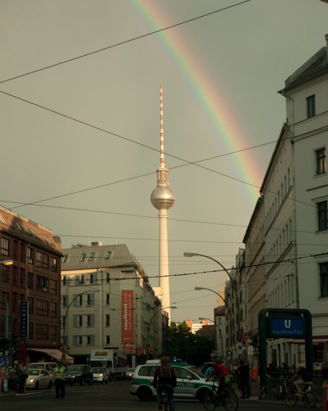berlinerpilsner's tweet photo. We're looking for that pot of gold!
#rainbow #Berlinweather #Berliner #BerlinerPilsner #instabeer https://t.co/WT8p9a3sxF