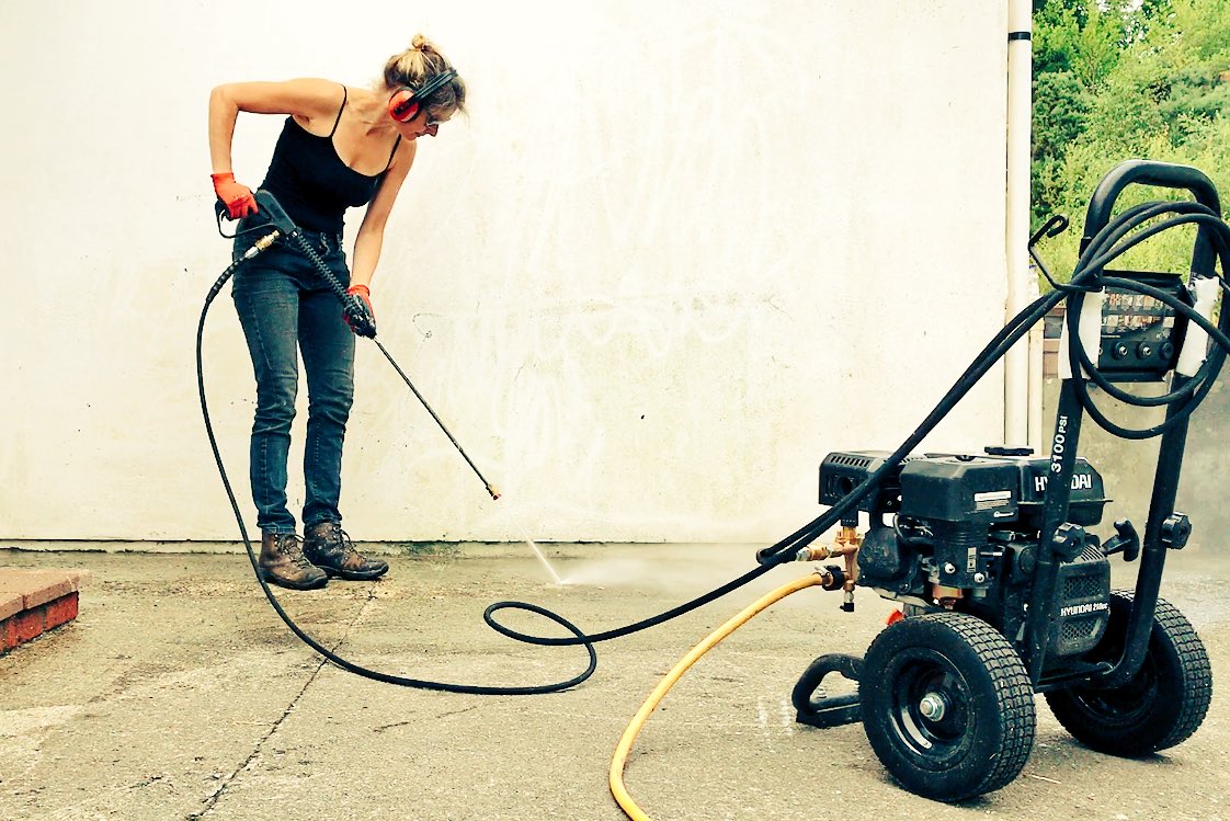 miekevanmec's tweet image. And so it continues @artwives #uniteddespitethedistance #motherartist #womenartists #multitasking