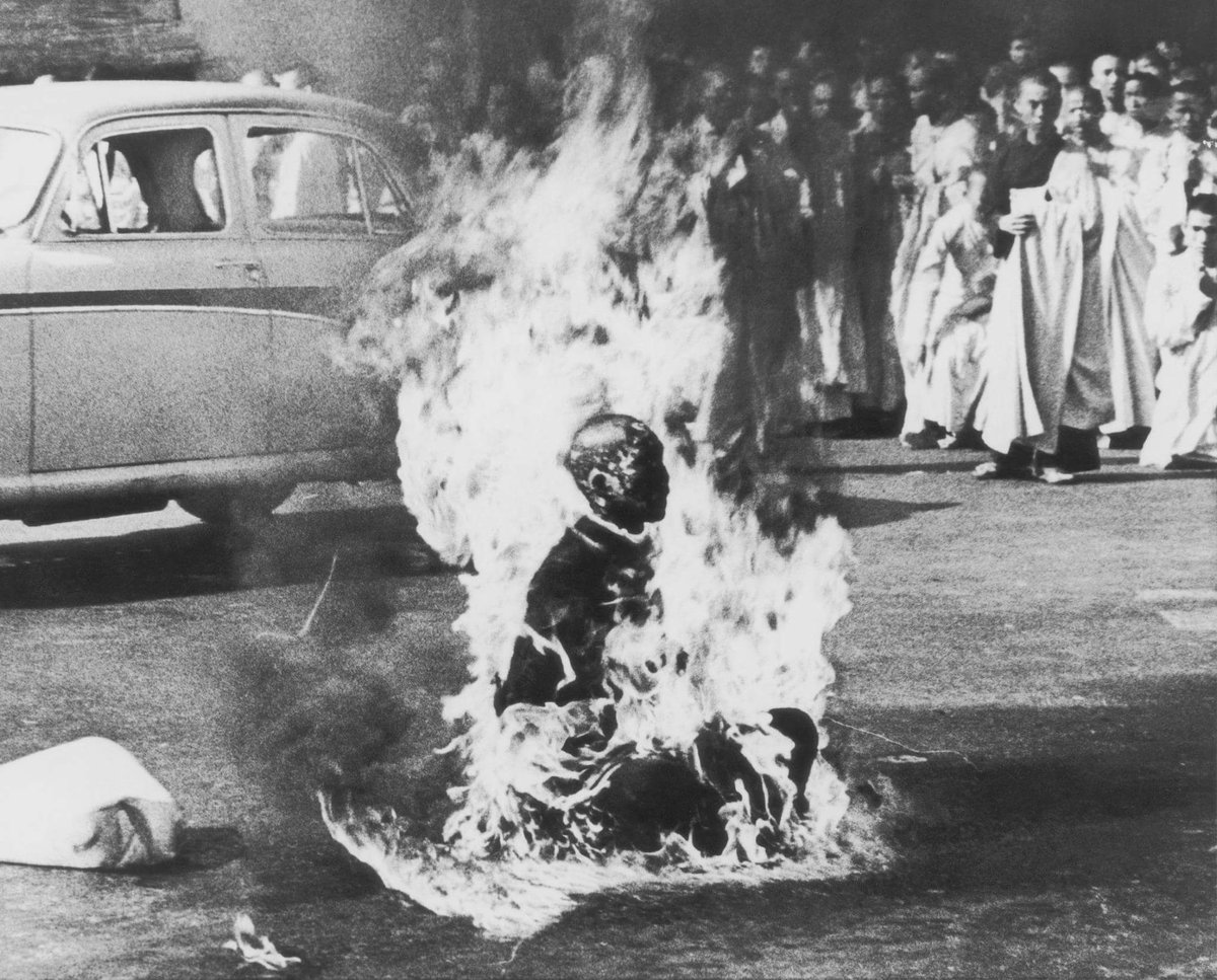 toolfloyd's tweet photo. The monk who peacefully set himself into fire amongst the wailing bystanders. #BurningMonk #Saigon https://t.co/0lKhJCSKT9