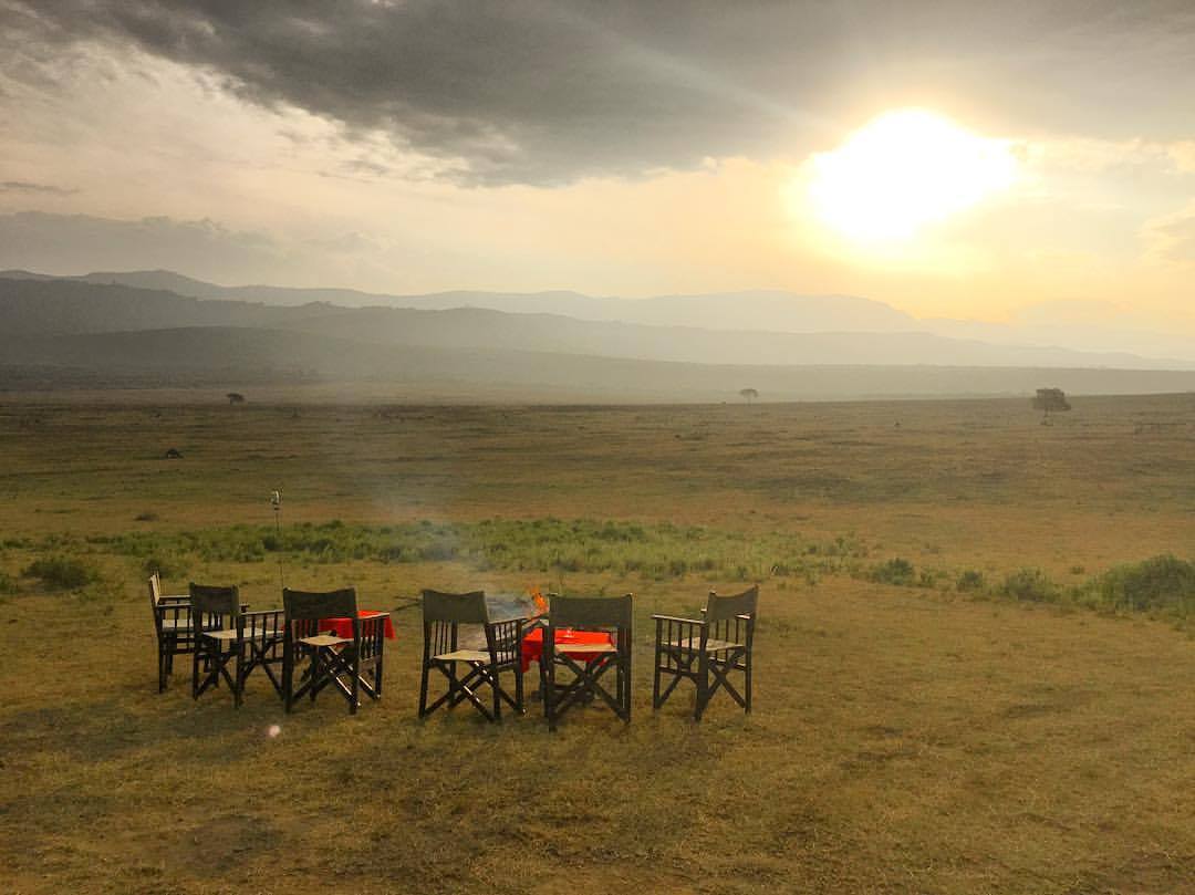 18,000 acres all to yourself . . . Magical! At our member lodge <a href="/KiangaziHouse/">Kiangazi House</a> #sun #sunset #savannah #sky #clouds #mothernature #luxury
