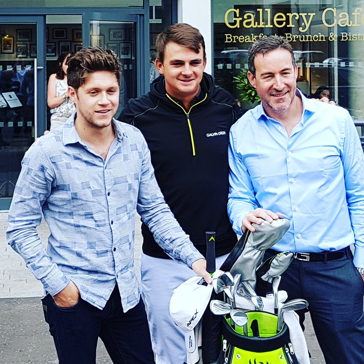 nhbrtour's tweet photo. 📷| Niall com a equipe da @modestgolf no @gallerybelfast: https://t.co/fTuJoa9bD8