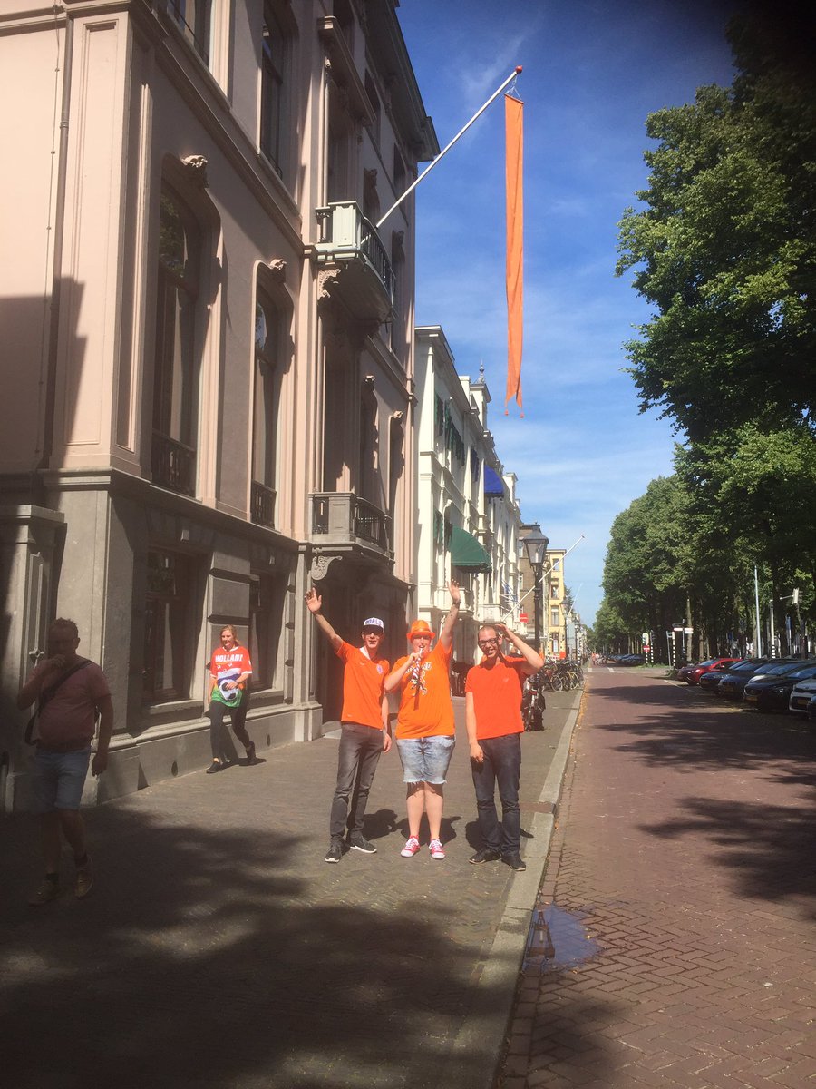 Eerste werkdag bij @OranjeFonds: om de hoek bij huldiging Oranjevrouwen in Utrecht! #supporters #feest #ekvrouwen #europeeskampioen