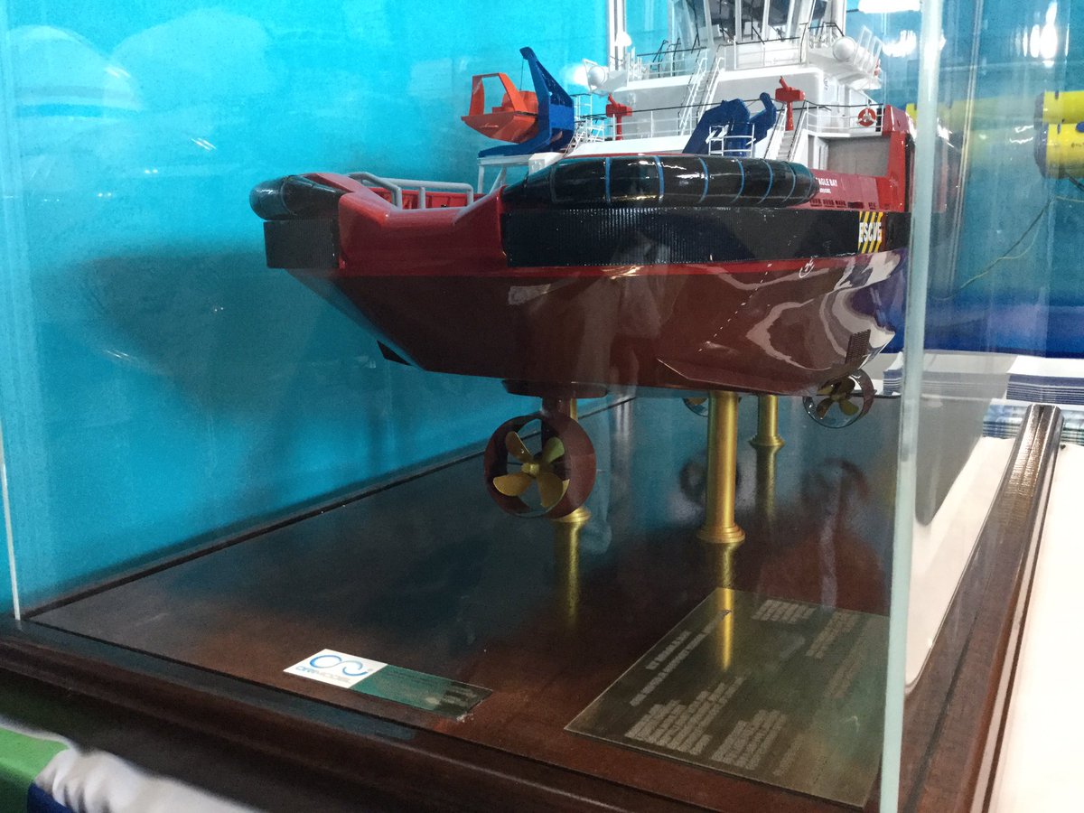 kentohmm265's tweet photo. 「うみ博」IHIのブースに展示されていたタグボートの模型。
Zペラが艏2つ、艫に1つと推進器の位置が日本型とは違うらしい。#うみ博 IHI #タグボート#Tugboat #Harbortug https://t.co/Pbl573xrLg
