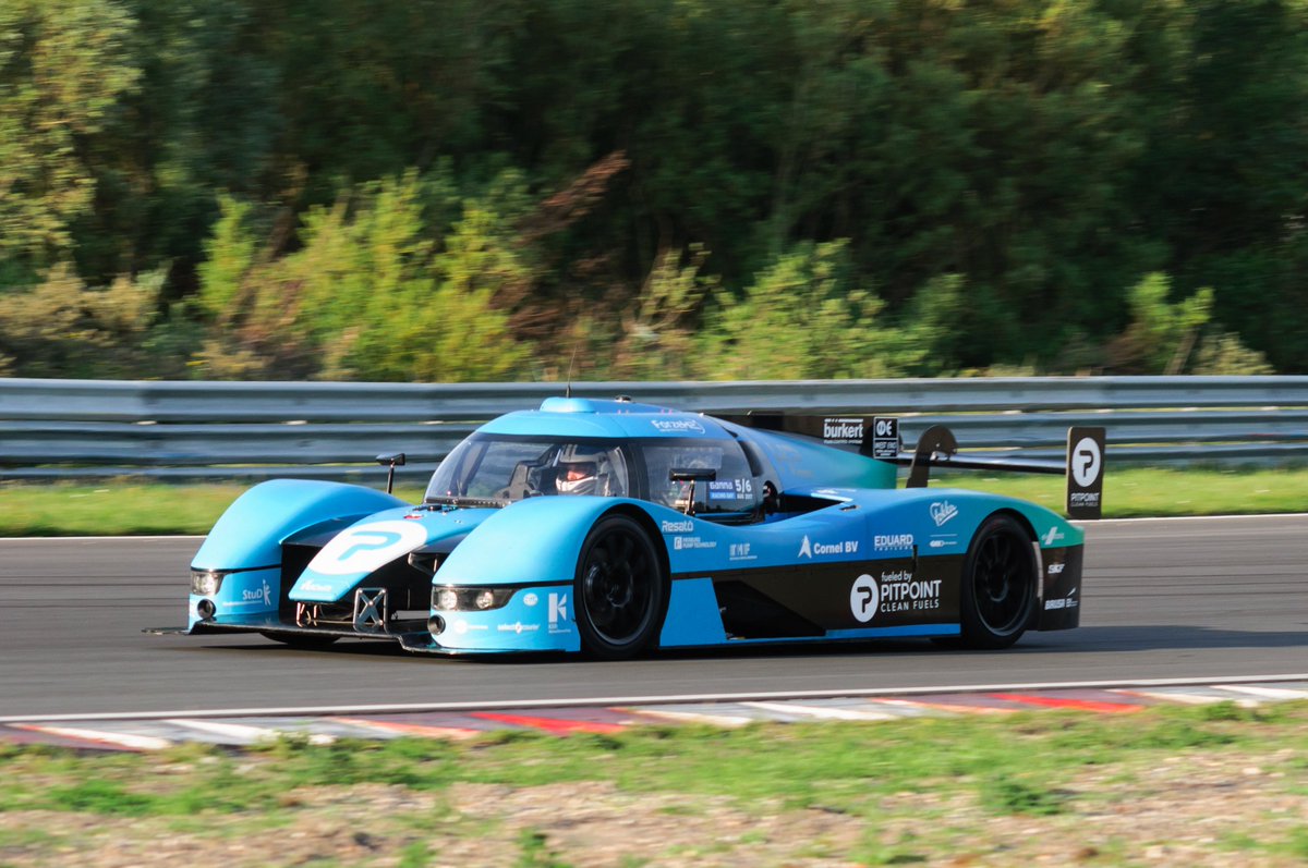de_ingenieur's tweet photo. Dit weekend had het TT-circuit een wereldprimeur: voor het eerst reed een waterstofauto mee met benzinewagens https://t.co/9ulUJUmkAf https://t.co/zsPnfcHexo