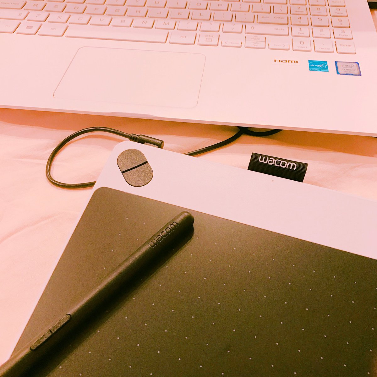 「最近出先で仕事ができるようにIntuos Drawを買ったんだけど、家で使ってる」|冨士原 良のイラスト
