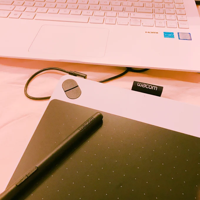 最近出先で仕事ができるようにIntuos Drawを買ったんだけど、家で使ってるペンタブの半分の大きさだからか全然うまく扱えない?慣れるまで時間がかかりそう〜 