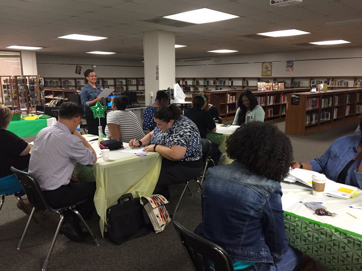 JeffPost2's tweet photo. Welcoming new teachers! @fbisdteacherPD @QV_Raiders #NTO2017 https://t.co/sJQh7MDFpV