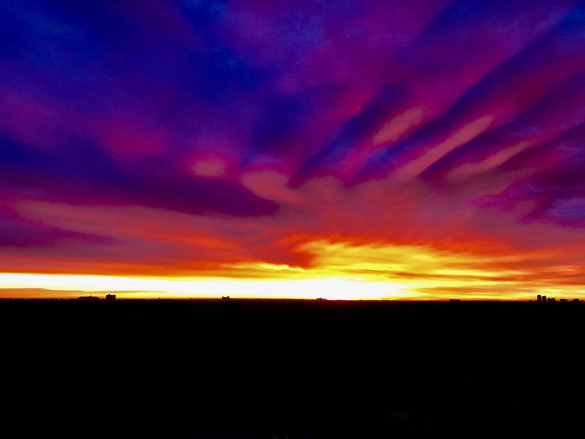 Randy_Marshall's tweet photo. Welcome to a long weekend "Holiday Monday" August 7 2017 CISNers. @Randy_Marshall on @CISNCountry 6-Noon. #Yeg #Sunrise #HandInTheSky #CISN https://t.co/B8rM546msd
