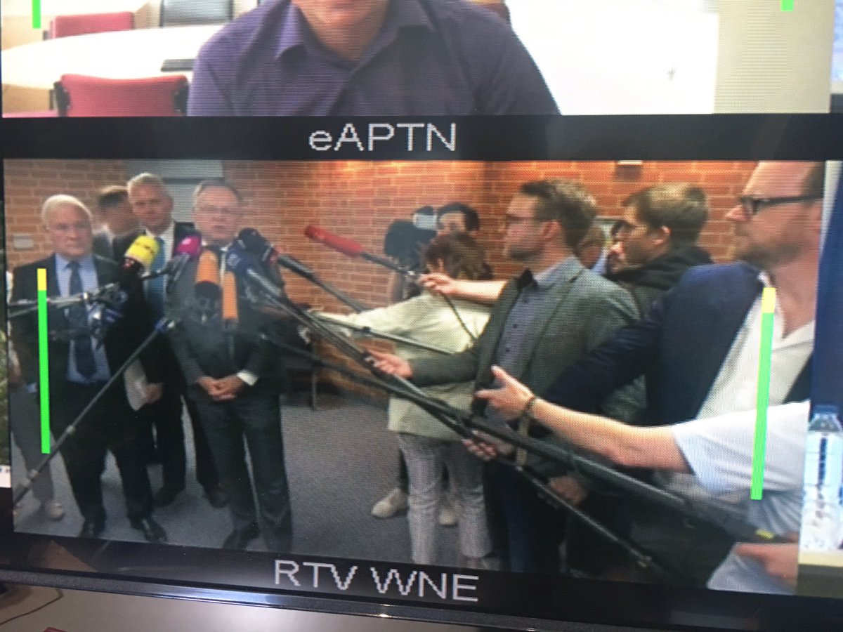 katjalosch's tweet photo. Ernsthaft. #Niedersachsens Miprä gibt Statement direkt vor den Toiletten...spare mir billige Wortwitze (ist aber schwer...) #VW #Neuwahl https://t.co/5dQ73GUfXE