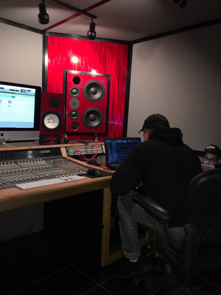 OurTalentedCity's tweet photo. This week's 1st #MakeOurPeopleFamous post is dedicated to @JaroOnTheBeat and his skills as a producer.

Support Jaro's passion for music. https://t.co/gZCjqpPkNa