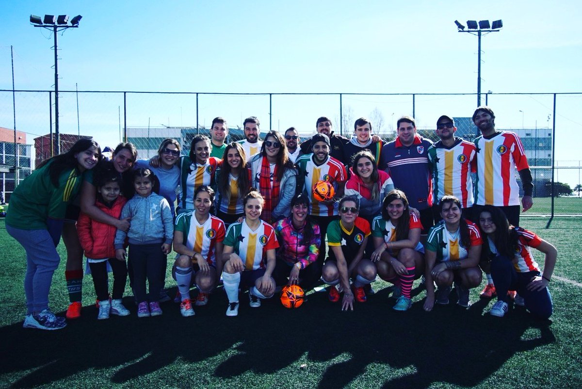 HoySeJuegaFem's tweet photo. El equipo de #FutbolFemenino de @Ritmo_Indecente posó para nuestras cámaras con su par del masculino @SalgueroFutbol #FutbolAmateur https://t.co/1mYL7Ty5fw