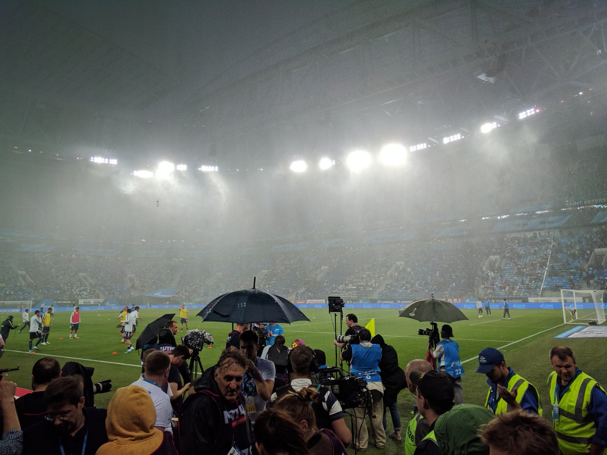Погода стадионе. Дождь на стадионе. Стадион Лужники в дождь. Футбол в дождь стадион. Футбол в Лужниках в дождь.