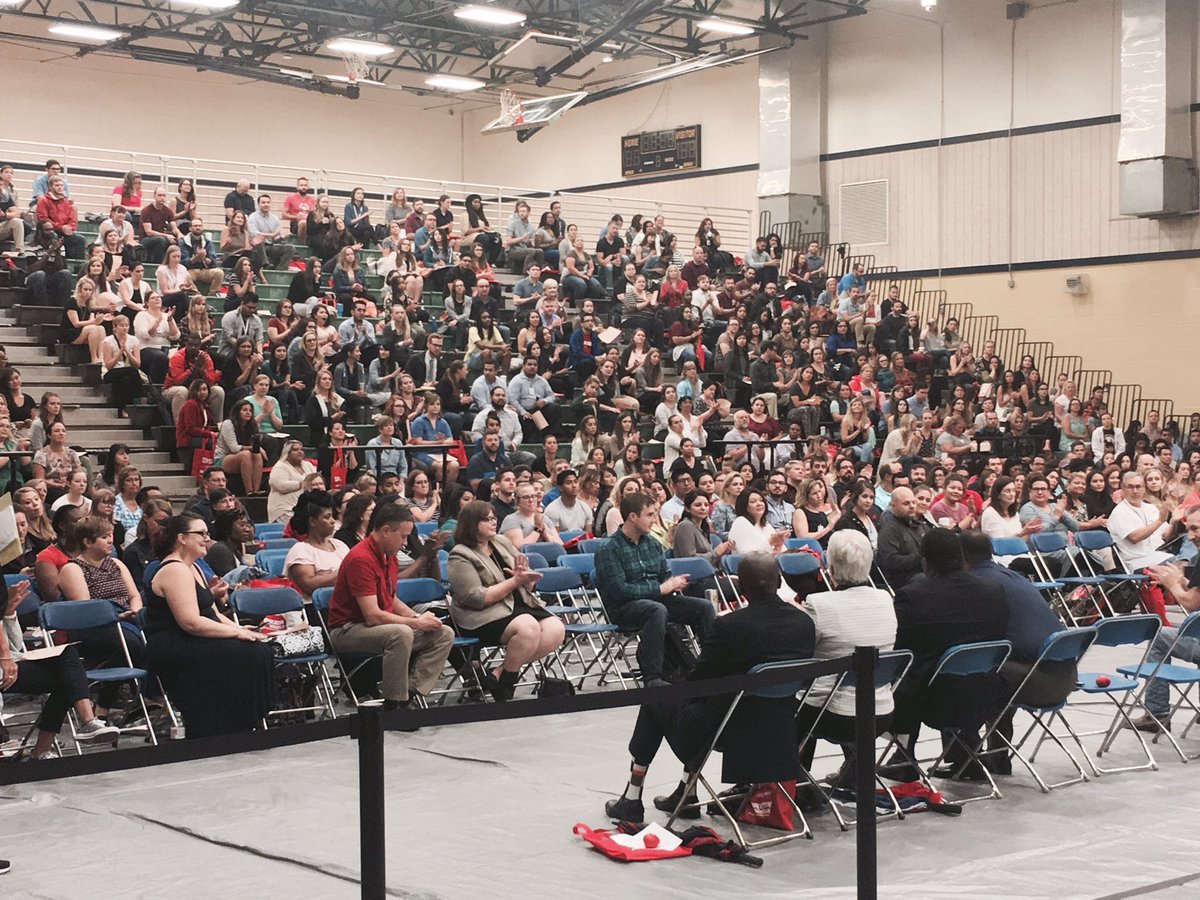 AP3austinisd's tweet photo. Welcoming over 700 new AISD teachers! #aisdgottalent #aisdgot❤️ @AISDSupt @f1medina #AISDProud https://t.co/GctZBwvCZw